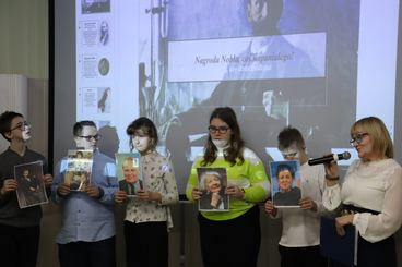 Inscenizacja z udziałem uczniów wieluńskich szkół w Bibliotece Miejskiej - dotyczyła Nagrody Nobla
